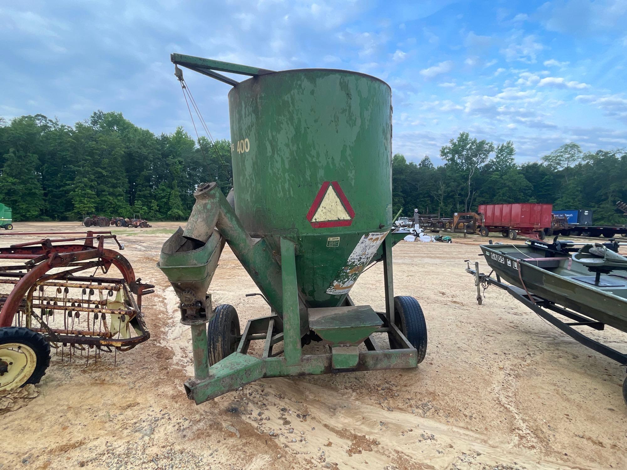 380 - JOHN DEERE 400 FEED MILL