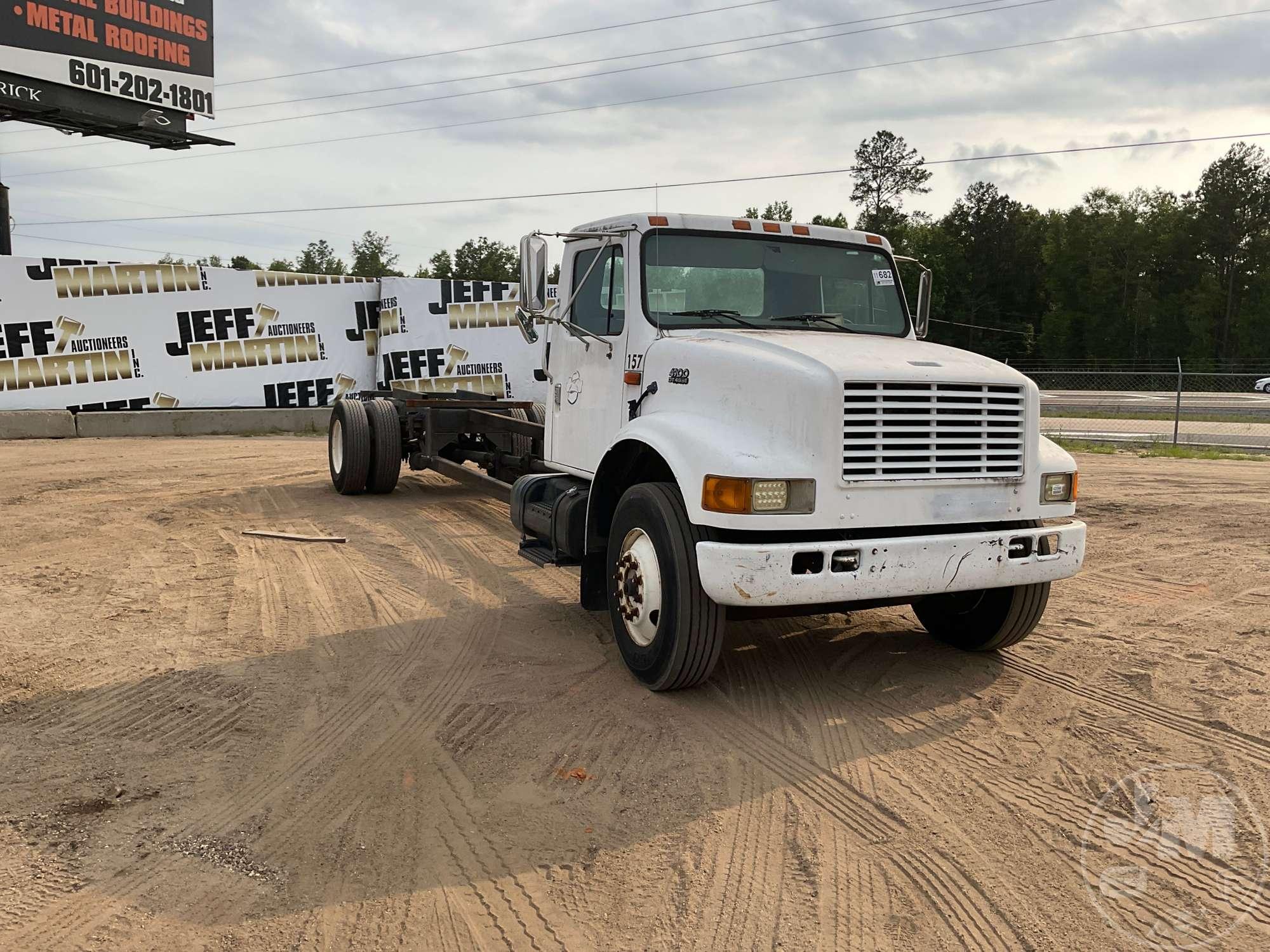 2001 INTERNATIONAL 4900 SINGLE AXLE VIN: 1HTSDAAN81H347479 CAB & CHASSIS