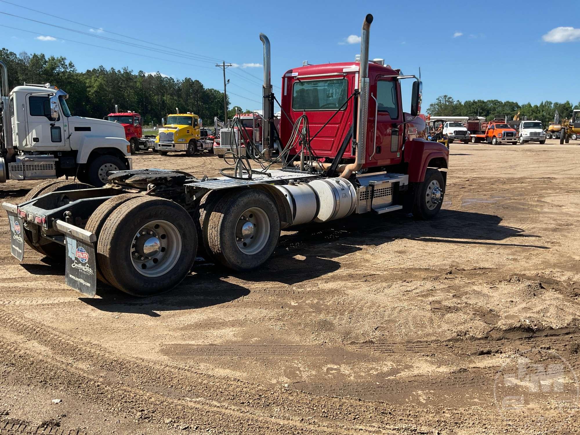 2019 MACK PINNACLE PI64T TANDEM AXLE DAY CAB TRUCK TRACTOR VIN: 1M1PN4GY3KM001951