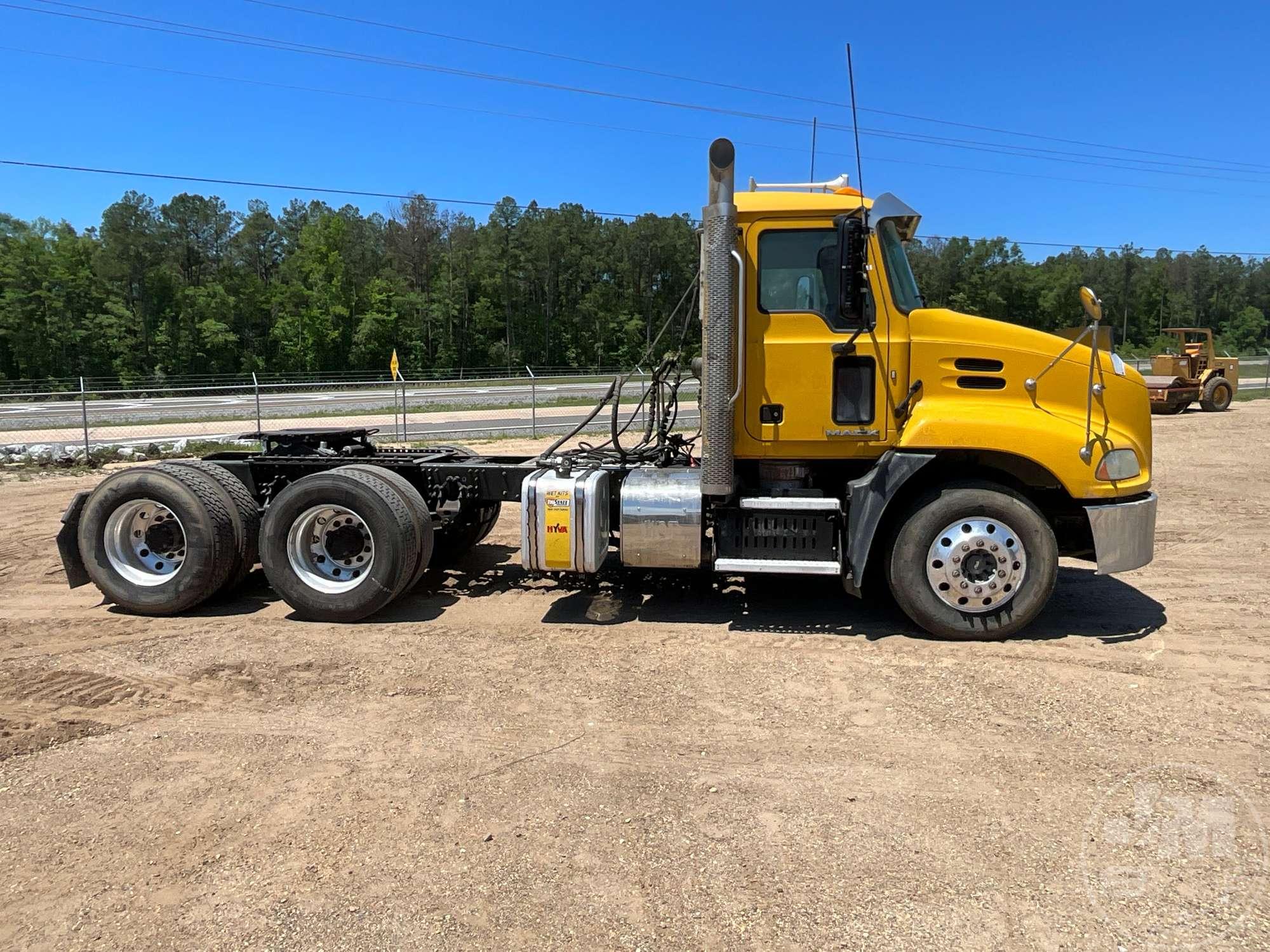 2017 MACK CXU613 TANDEM AXLE DAY CAB TRUCK TRACTOR VIN: 1M1AW02Y6HM082018