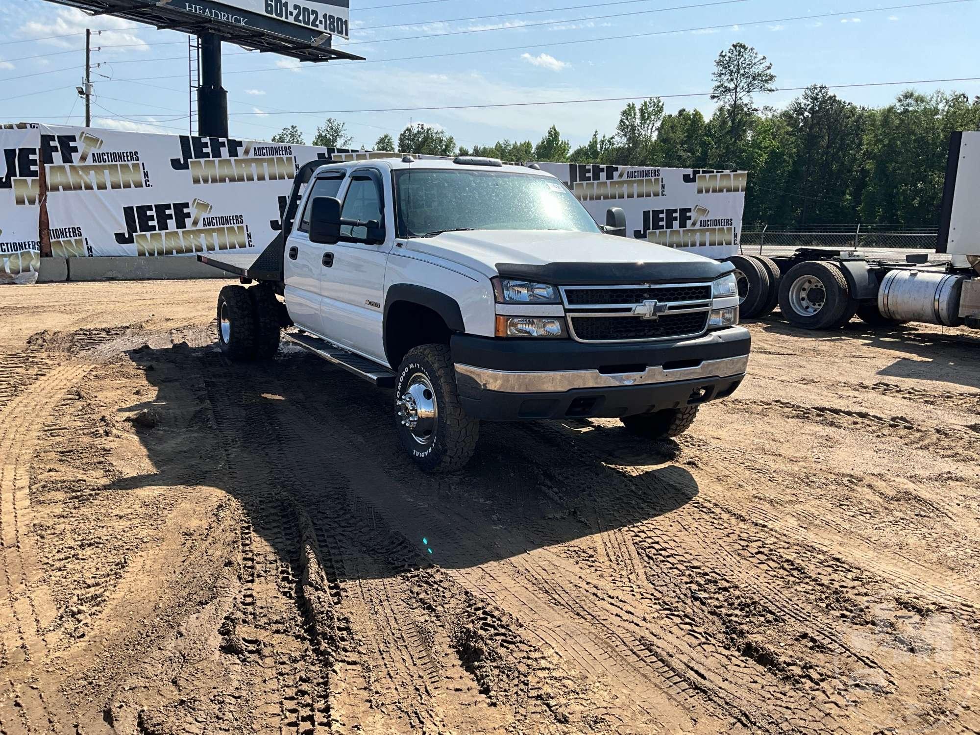 2006 CHEVROLET SILVERADO SINGLE AXLE CREW CAB 4X4 FLATBED TRUCK VIN: 1GCJK33U86F161233