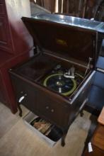 Victor Victrola VV-210 Record Player with Records