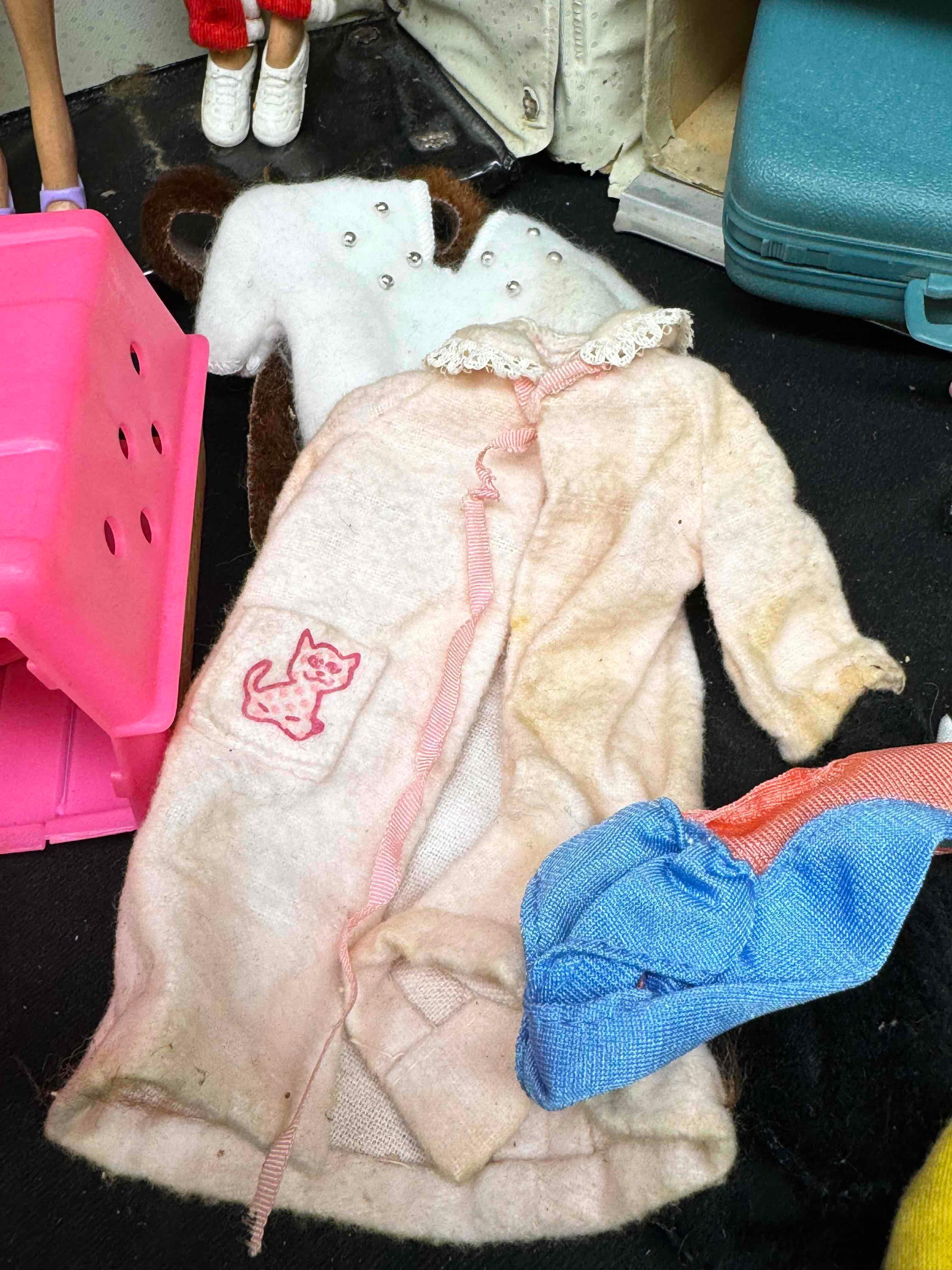 4 Vintage Barbie Dolls Skipper, Clothing Accessories 1950s-1960s with Case