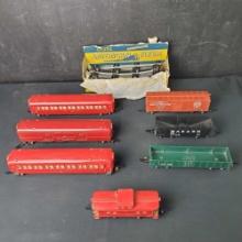 Lot of 7 vintage 3/16in scale Gilbert American Flyer train cars and box of tracks
