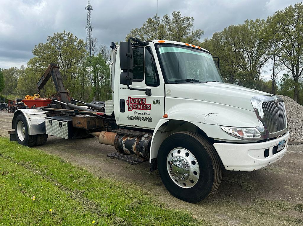 2004 INTERNATIONAL 4300 SBA 4x2