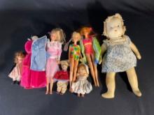 Assortment of dolls and figurines -see photo's-