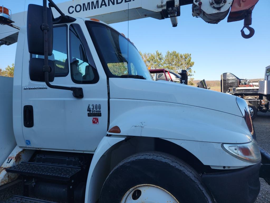 2003 International 4300 Boom Truck