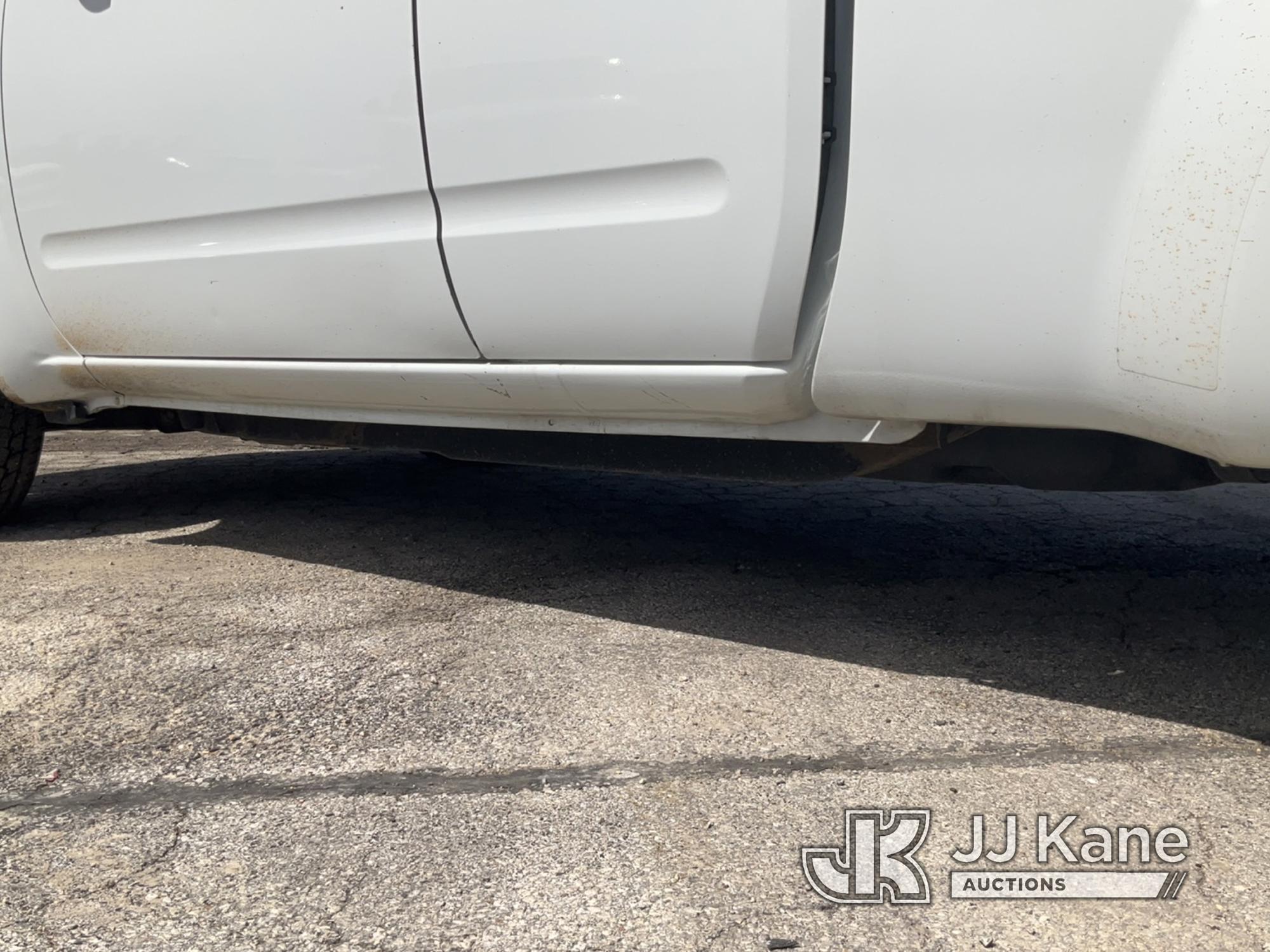 (South Beloit, IL) 2016 Nissan Frontier Extended-Cab Pickup Truck Runs & Moves) (Paint Damage