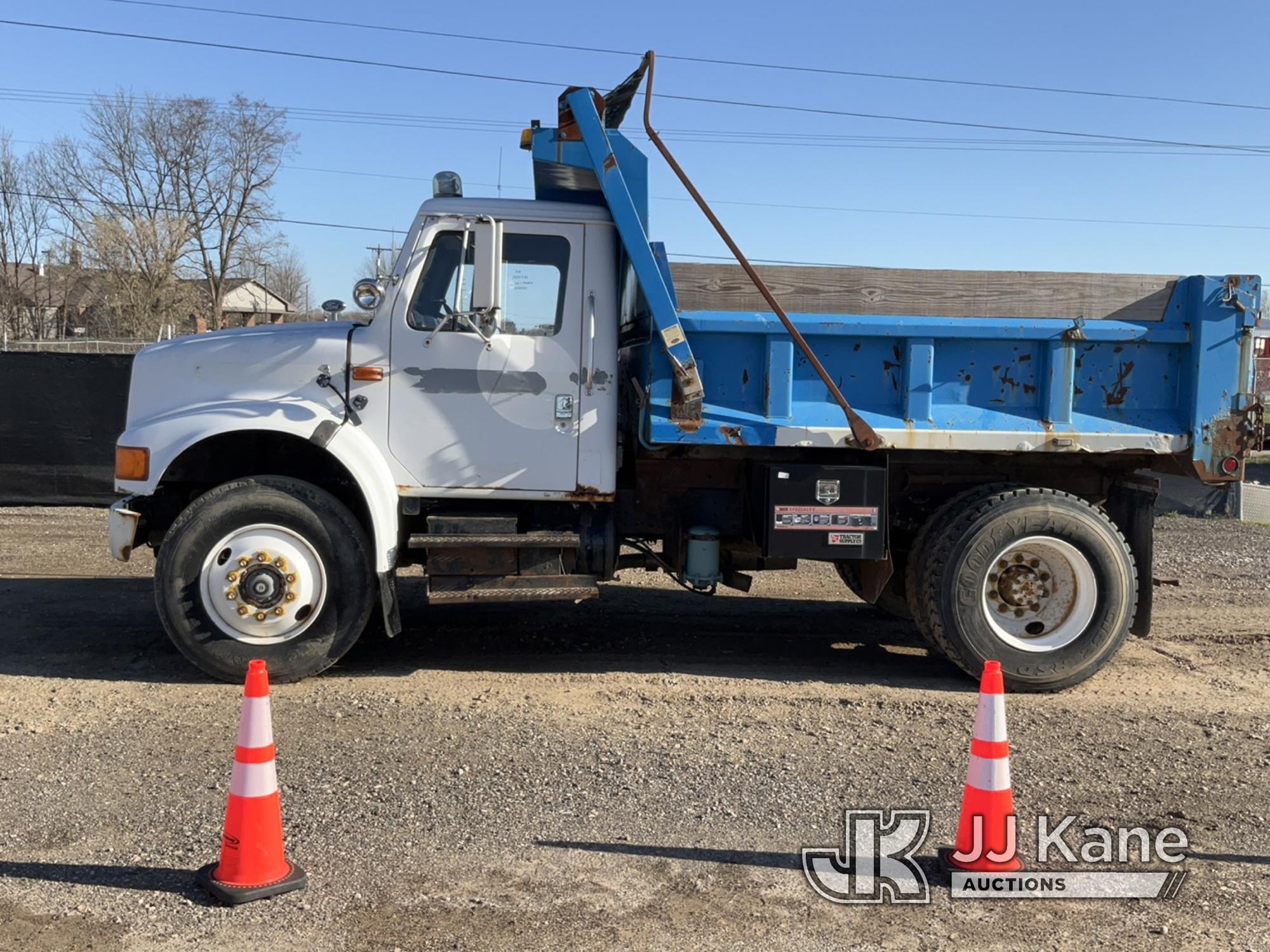 (Charlotte, MI) 1992 International 4900 Dump Truck Runs, Moves, Dump Operates