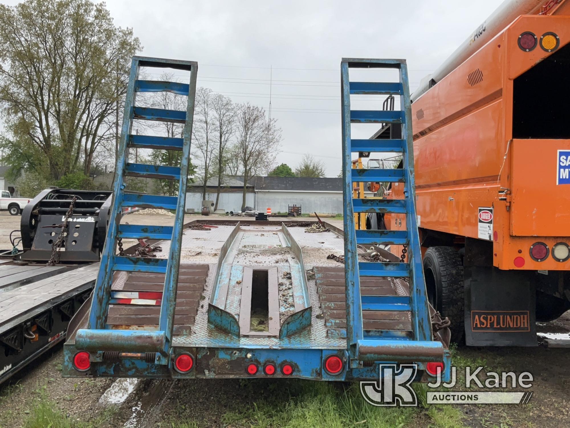 (Charlotte, MI) 1992 Dakota Tri-Axle Flatbed Trailer Jack Operates