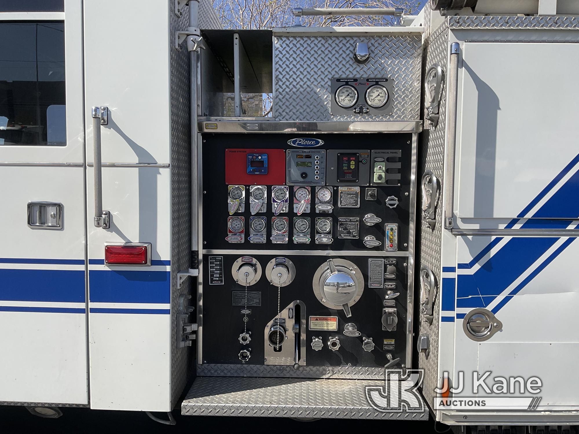 (Jurupa Valley, CA) 2000 Pierce Model Tilt Cab Fire Truck Runs & Moves, Does Not Have The Remote To