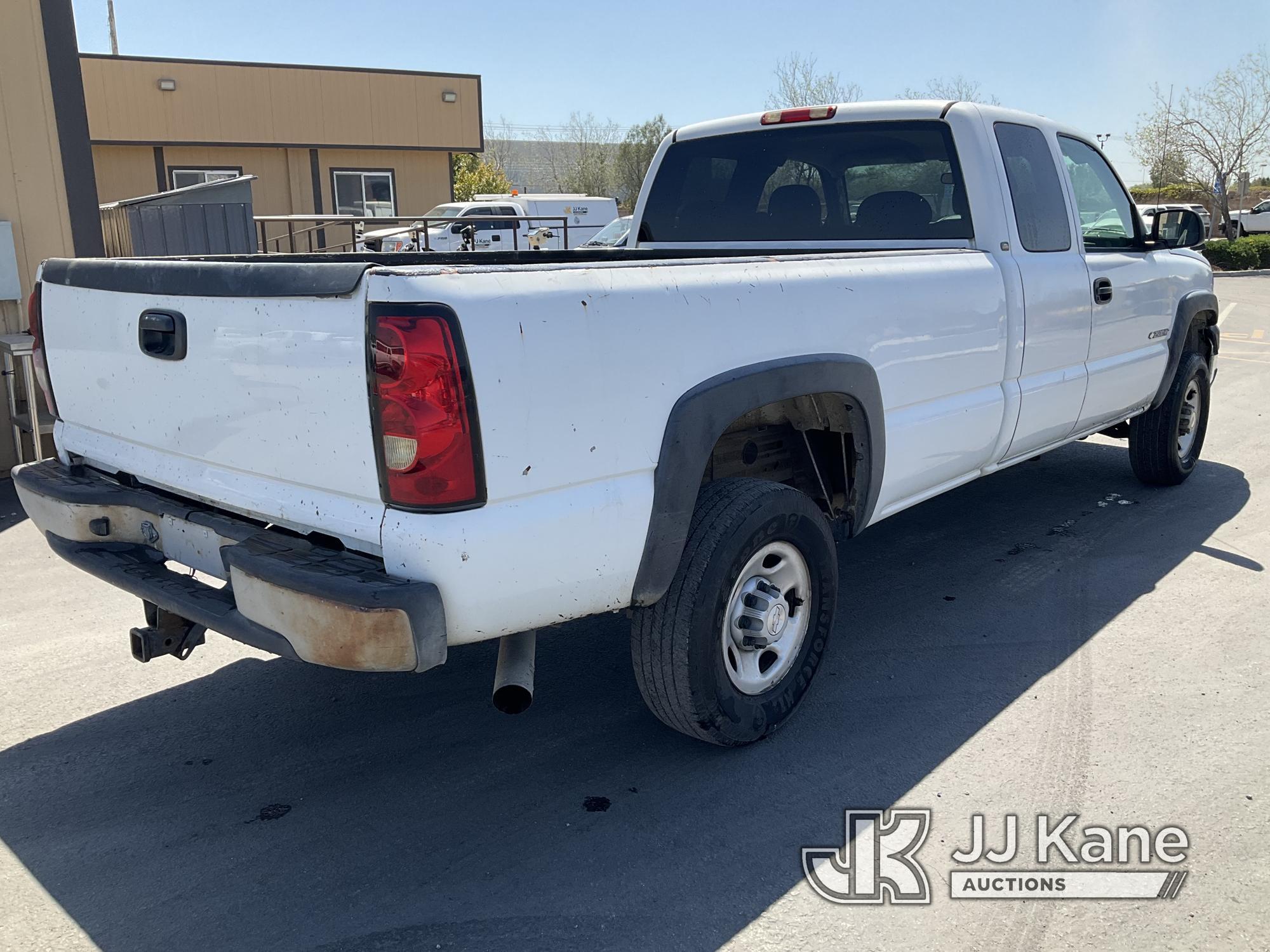 (Jurupa Valley, CA) 2004 Chevrolet Silverado 2500HD Extended-Cab Pickup Truck Runs & Moves, Body Dam