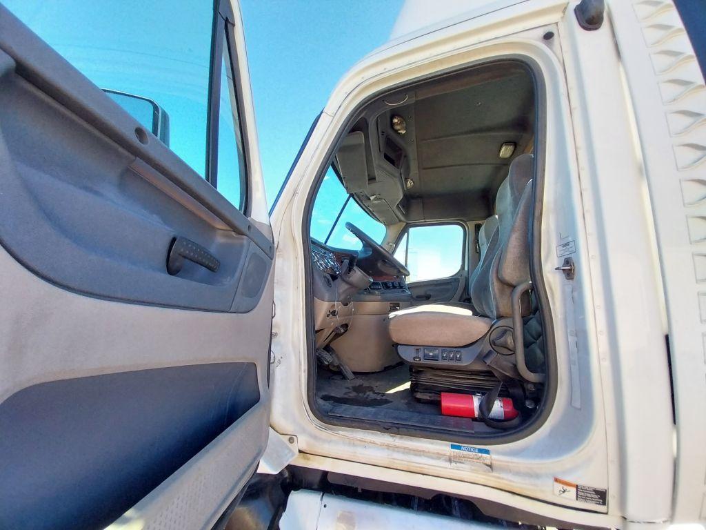2009 Freightliner Day Cab