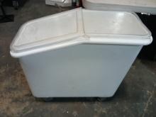 CAMBRO Food Storage Container W/ Lid / Commercial Flour Bin on Casters