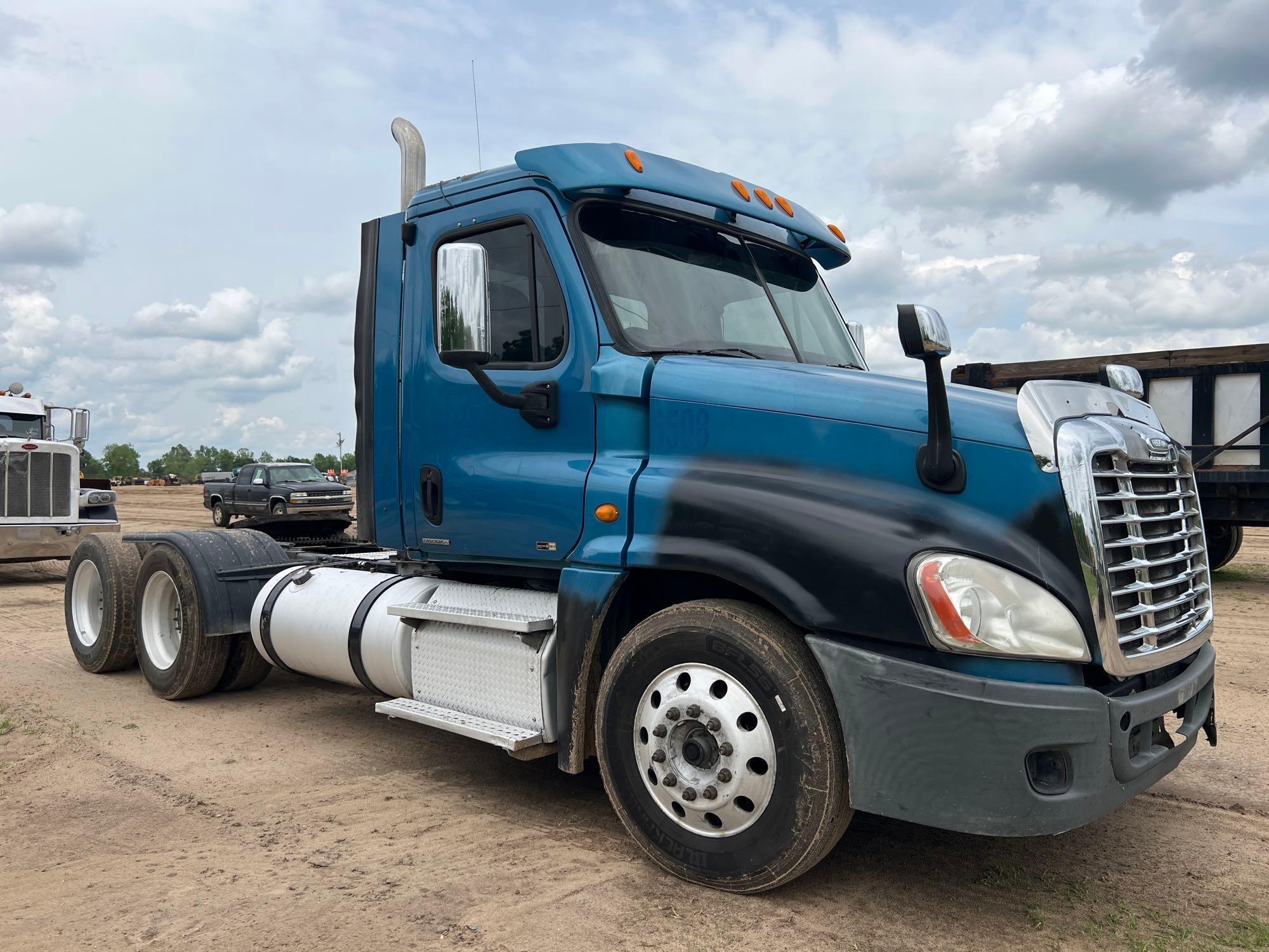2012 FREIGHTLINER CASCADIA DAY CAB ROAD TRACTOR