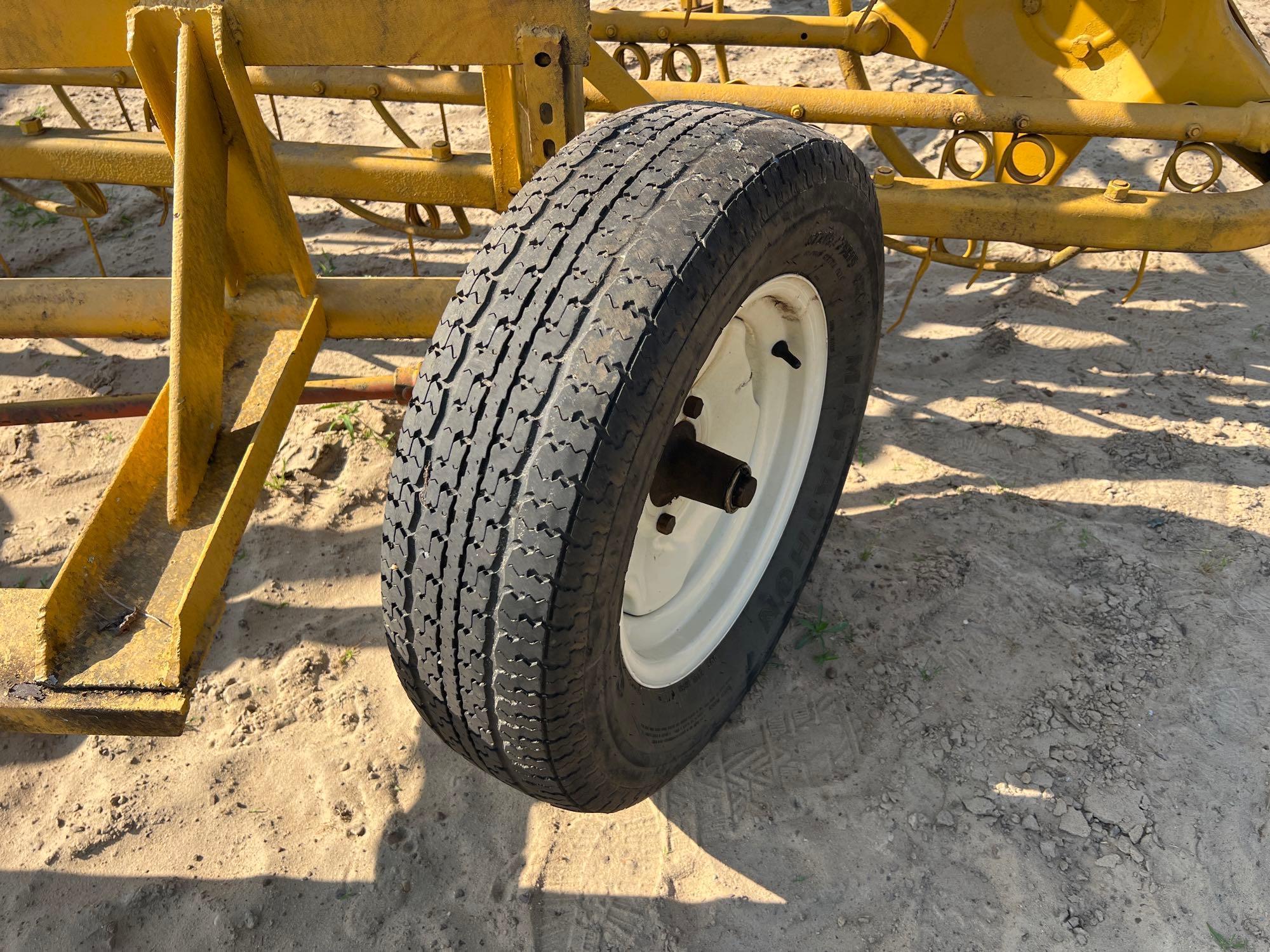 NEW HOLLAND SIDE DELIVERY HAY RAKE