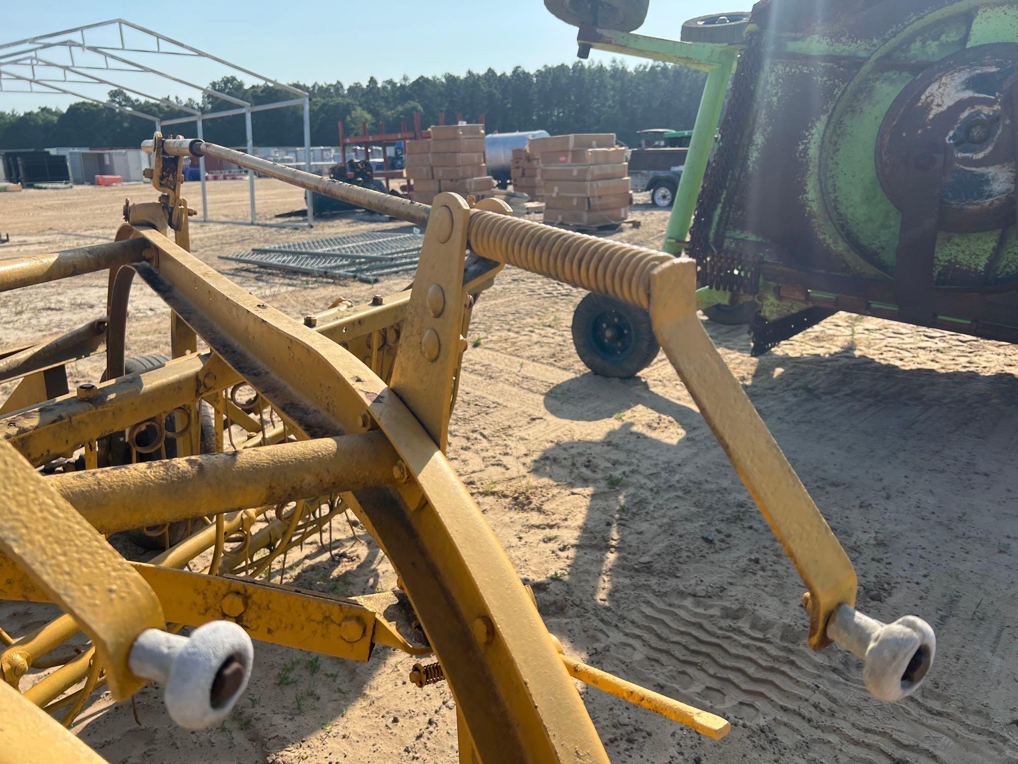 NEW HOLLAND SIDE DELIVERY HAY RAKE