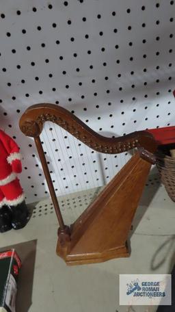 Enesco harp music box, plays Mozart's lullaby