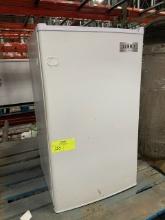 19-25-06 Dorm refrigerator white
