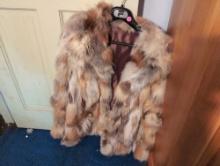 (DBR1) LADIES VINTAGE FOX FUR COAT. DOES HAVE A TEAR ON ONE ARM. UNSURE OF SIZE.