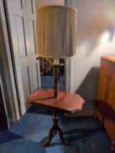 (DBR1) VINTAGE WOOD DROP SIDE TABLE LAMP WITH TURNED BASE AND CURVED FEET. COMES WITH SHADE, HARP,
