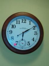 (KIT) WALL HANGING WOODEN TRIM THE OTTO GERDAU CO. CLOCK, NEEDS BATTERIES, MEASURE APPROXIMATELY 14