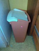 (KIT) EARLY STYLE PINK AND WHITE FLIP TOP KITCHEN TRASH CAN, MEASURE APPROXIMATELY 16 IN X 12 IN X