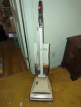 (UPH) HOOVER CONVERTIBLE EDGE CLEANING VACUUM CLEANER, USED, UNTESTED.