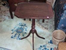 (UPOFC) VINTAGE WOODEN TILT TOP ACCENT TABLE WITH TURNED CENTER & CURVED LEGS. IT MEASURES 19"W X