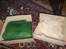 (UPBR2) LADIES GREEN LEATHER HANDBAG, COMES IN ABRAHAM AND STRAUS BOX