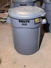 New Brute Rubbermaid Commercial Trash Can w/ Lid - 44 Gallon