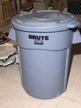 Brute Rubbermaid Commercial Trash Can w/ Lid - 44 Gallon
