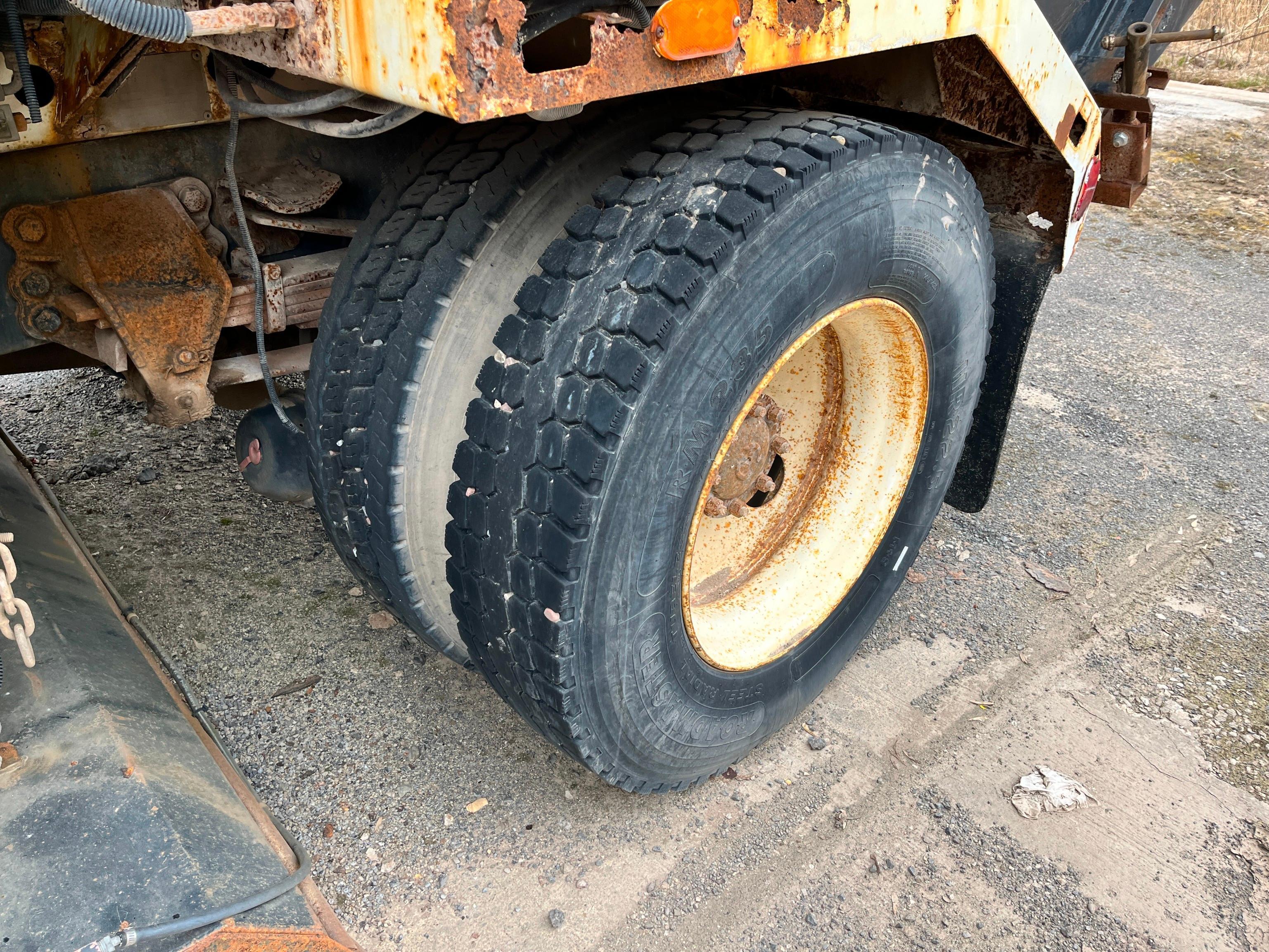 1995 FORD L7000 SWEEPER VN:1FDXR72C5SVA67117 powered by Cummins ISB diesel engine, equipped with