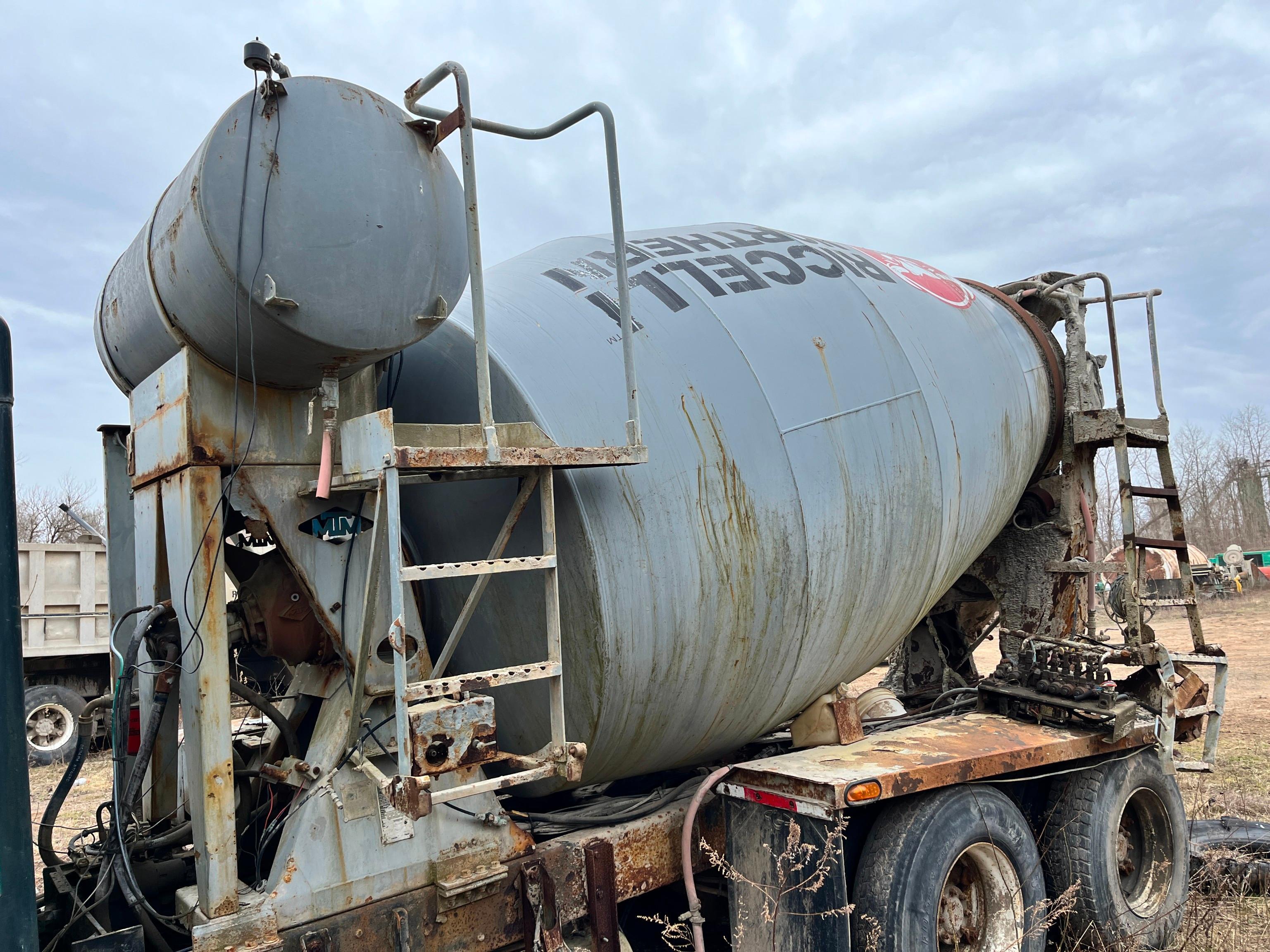 1995 KENWORTH T800 CONCRETE MIXER TRUCK VN:2NKDLE0XXSM682330 powered by Cat 3176 diesel engine,