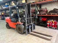 TOYOTA 7FGU45 FORKLIFT SN:70367 powered by LP engine, equipped with OROPS, 9,150lb lift capacity,