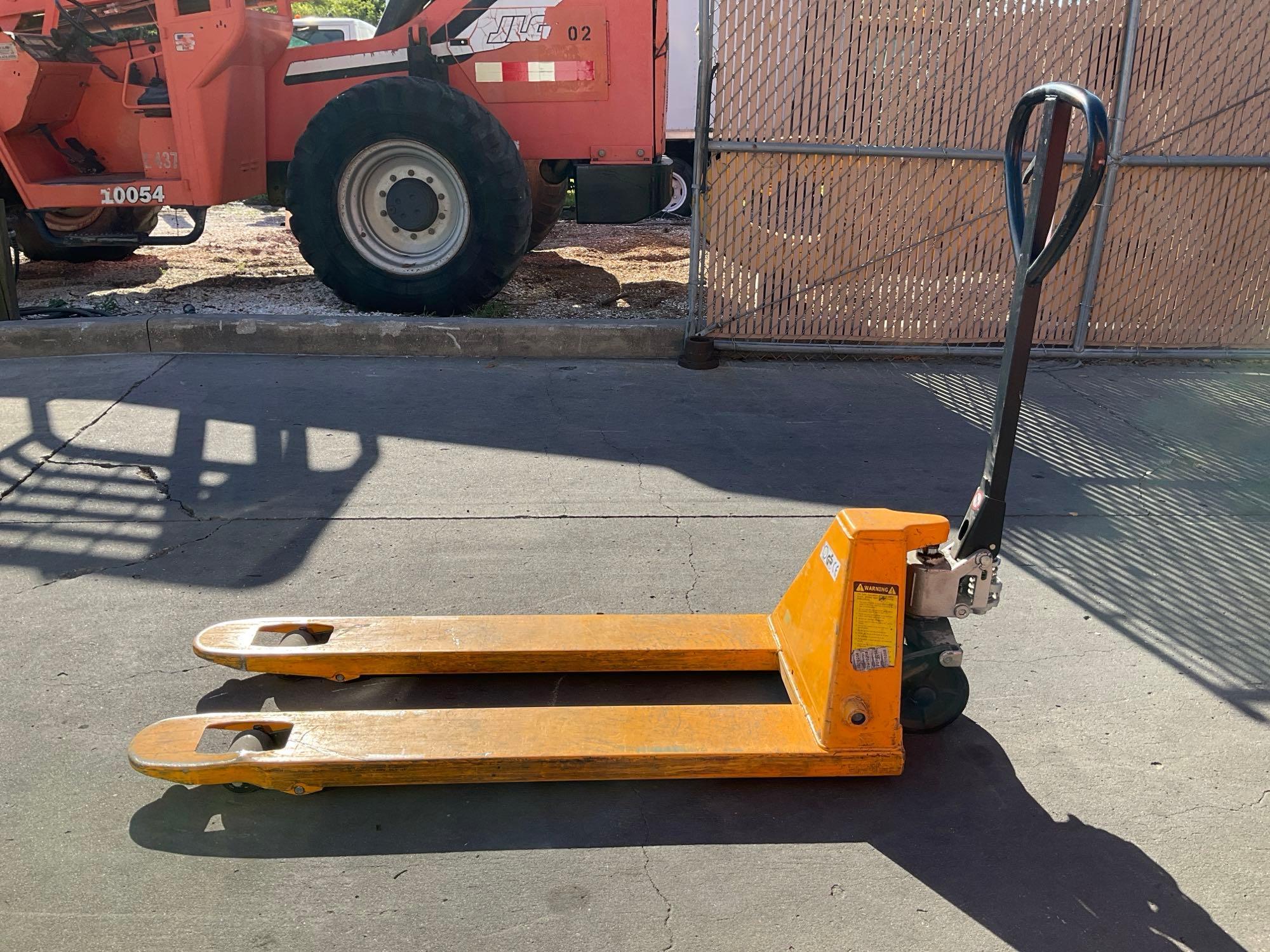 XILIN HYDRAULIC PALLET JACK MODEL XET55, APPROX MAX CAPACITY 5500LBS