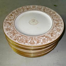 Eighteen Vintage Wedgewood King Cole Dinner Plates