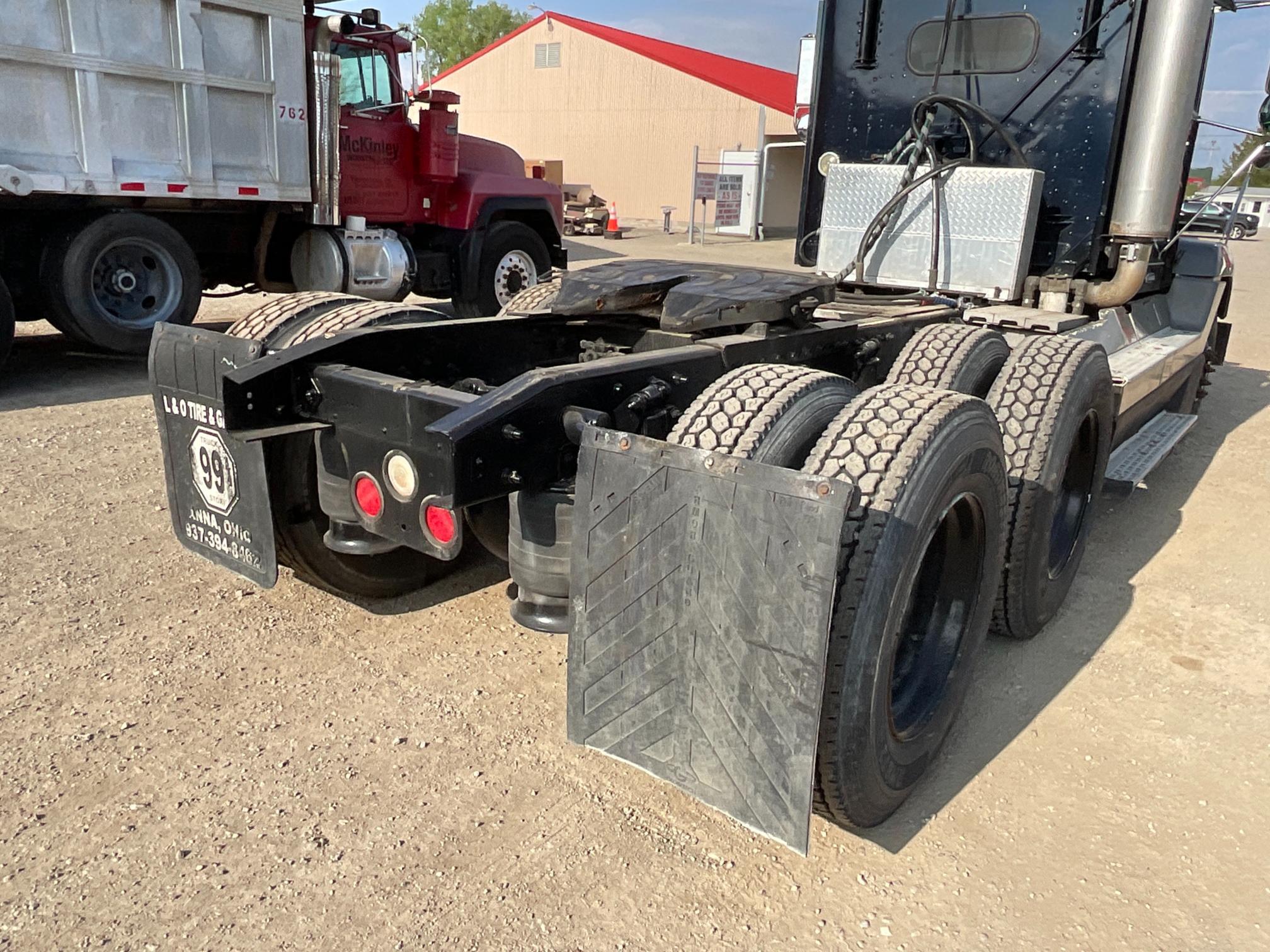 2006 Freightliner FLD120 Day Cab